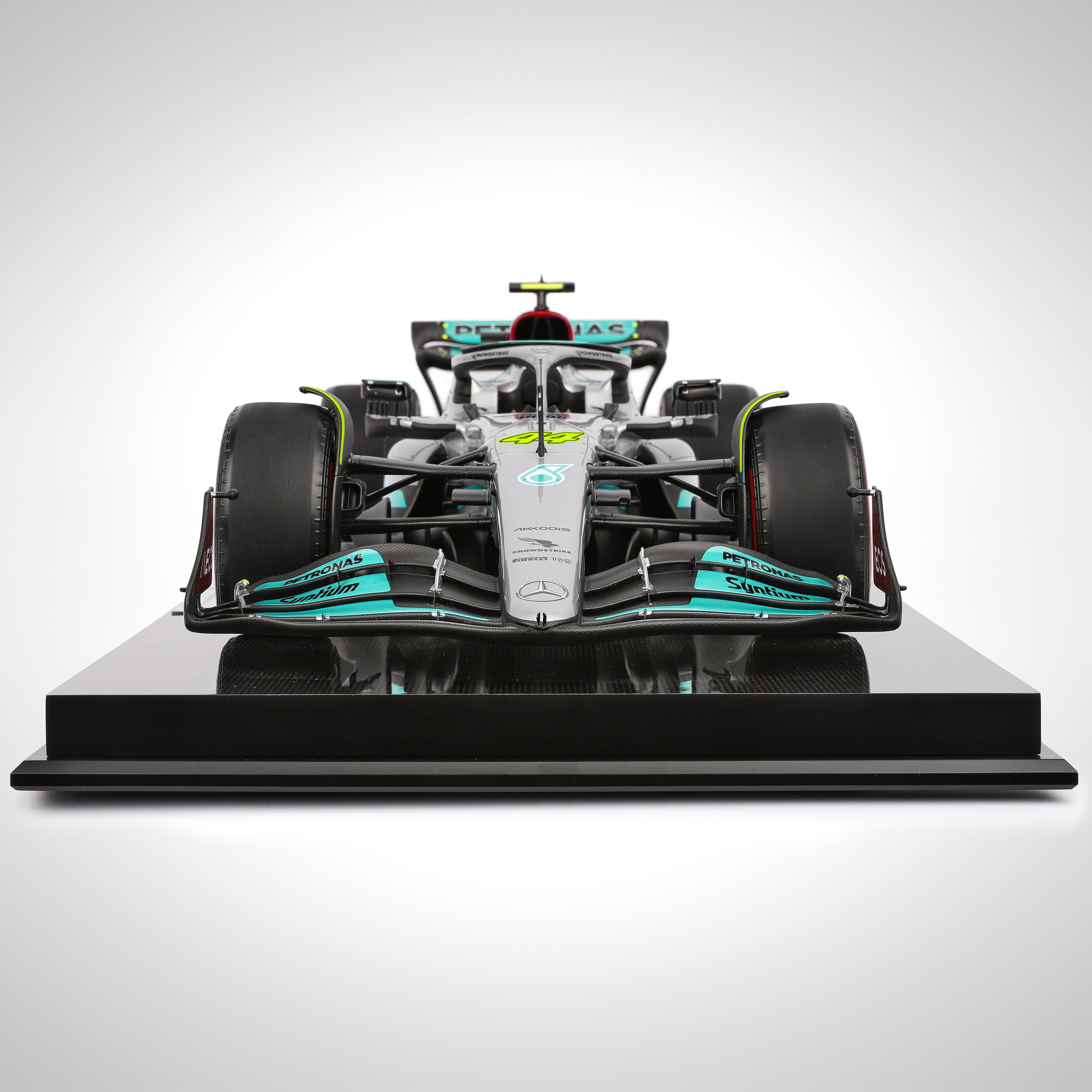 Lewis Hamilton 2022 Mercedes-AMG Petronas F1 Team W13 E Performance 1:8 Scale Model - Sāo Paulo GP