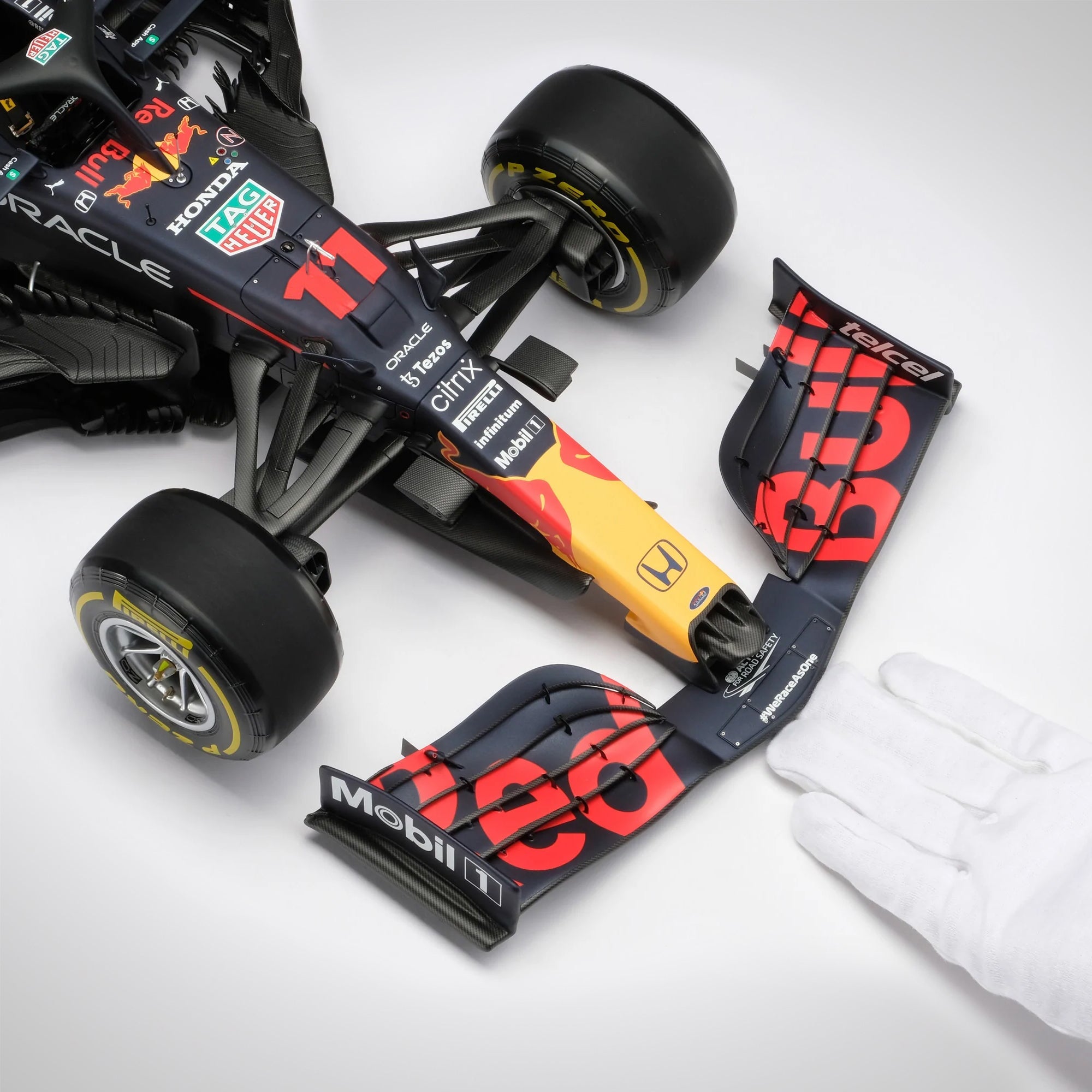 Sergio Perez 2021 Oracle Red Bull Racing F1 Team RB16B 1:8 Scale Model – Abu Dhabi GP