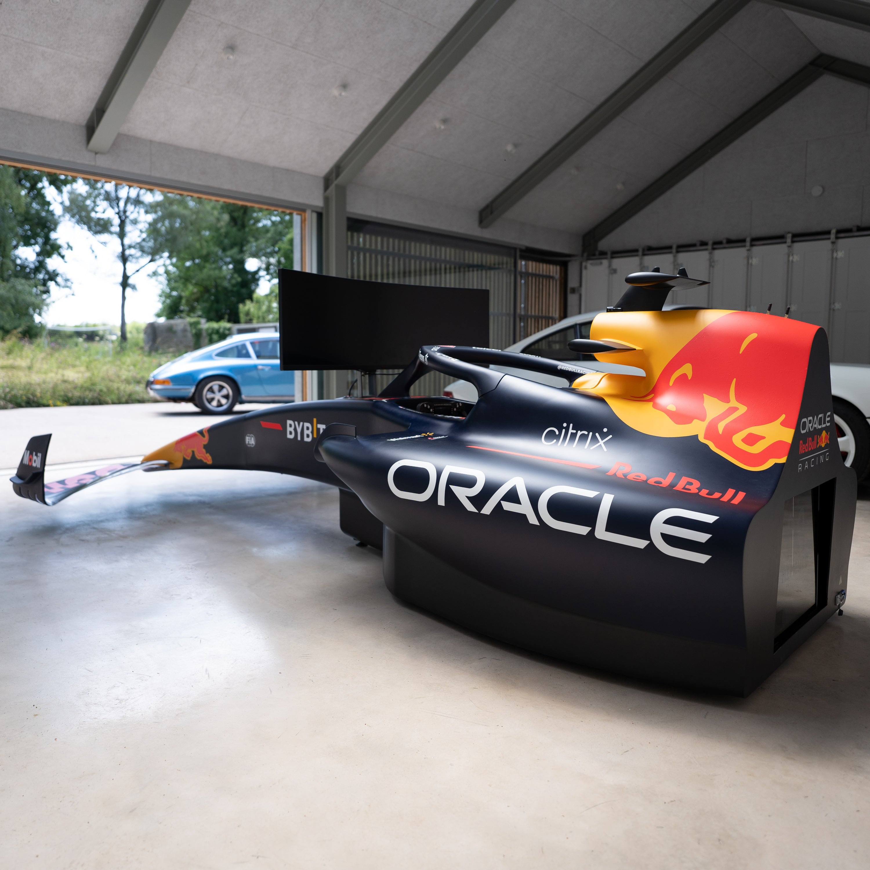 Official 2022 Oracle Red Bull Racing RB18 Show Car Simulator - Champio