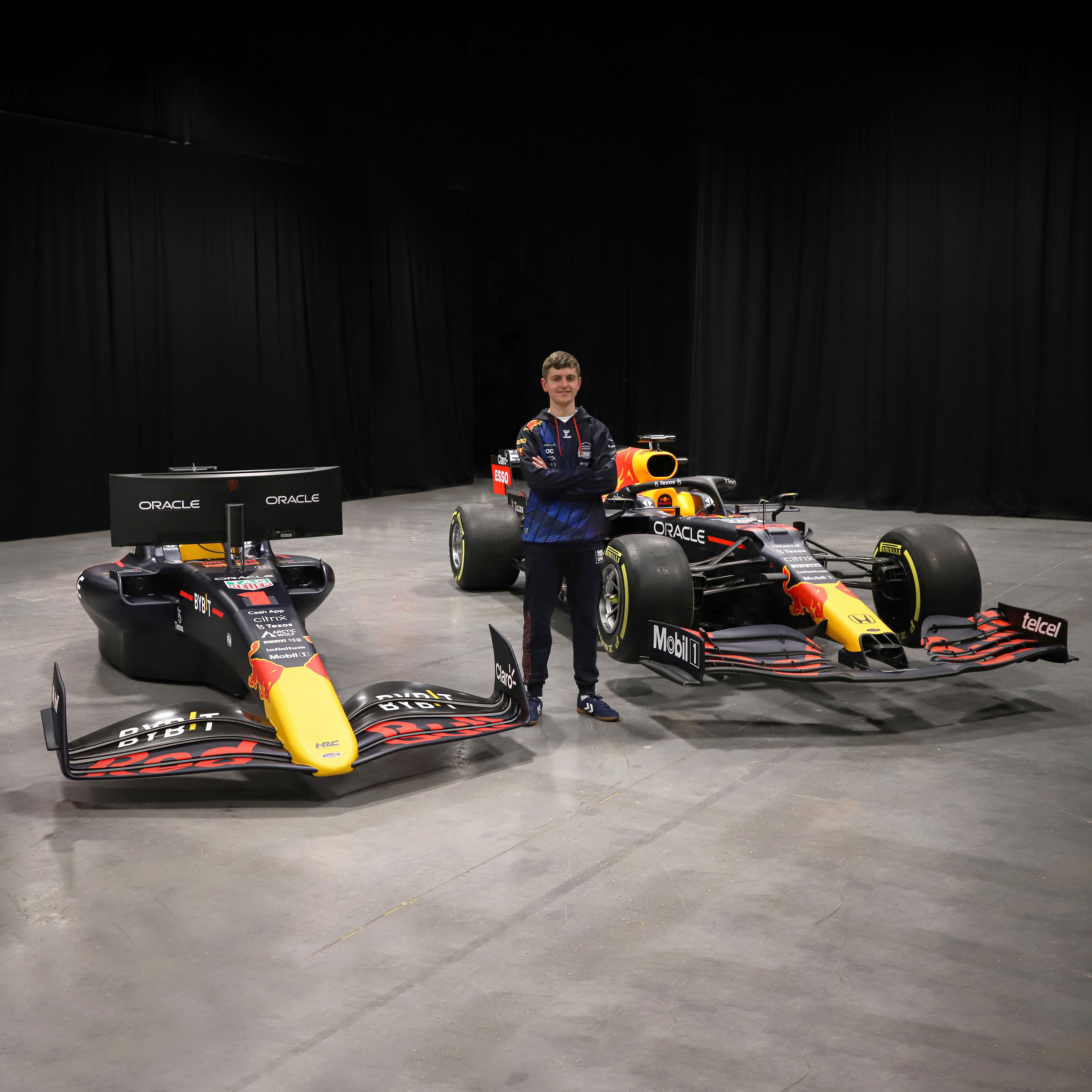 Official 2022 Oracle Red Bull Racing RB18 Show Car Simulator - Championship Edition