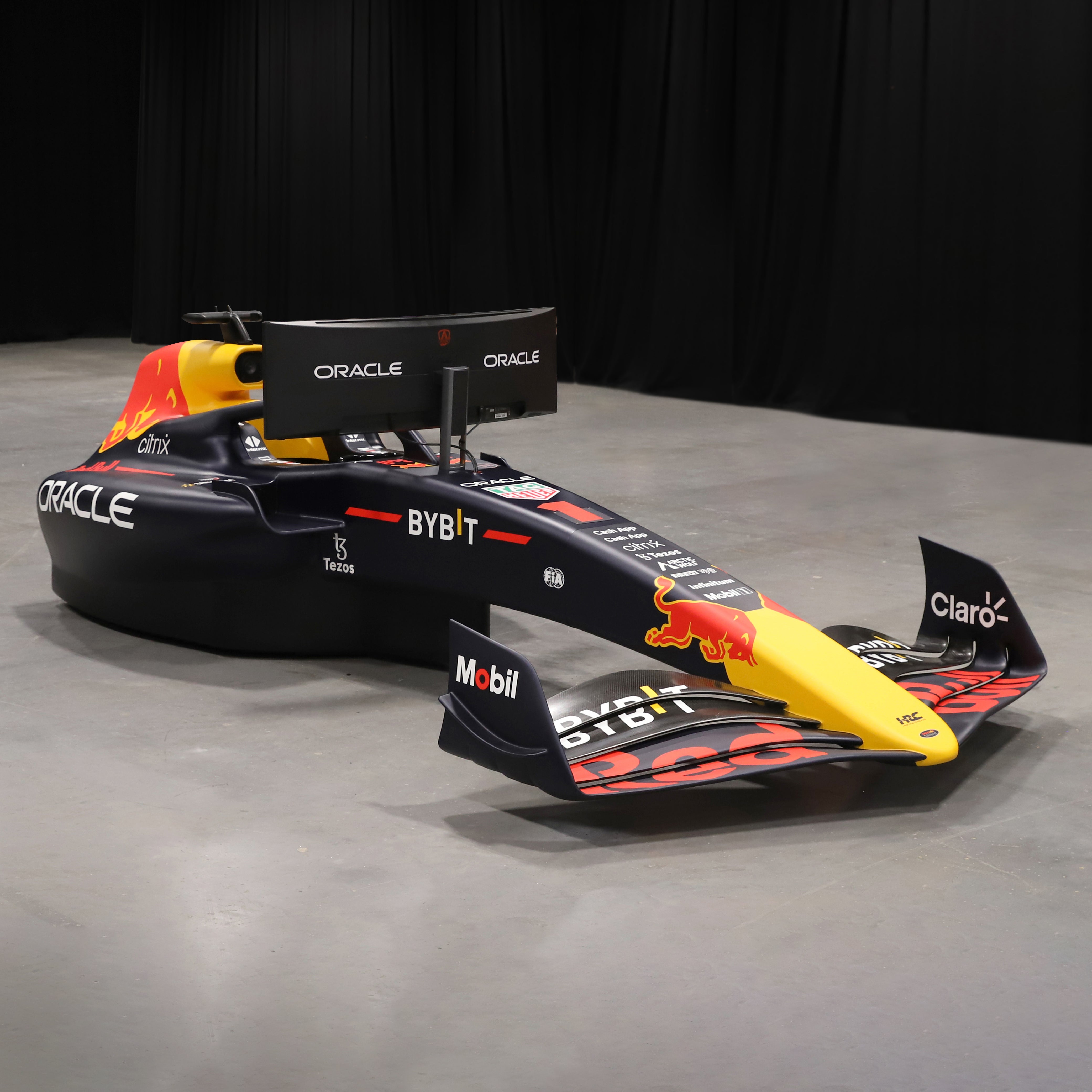 Official 2022 Oracle Red Bull Racing RB18 Show Car Simulator - Champio