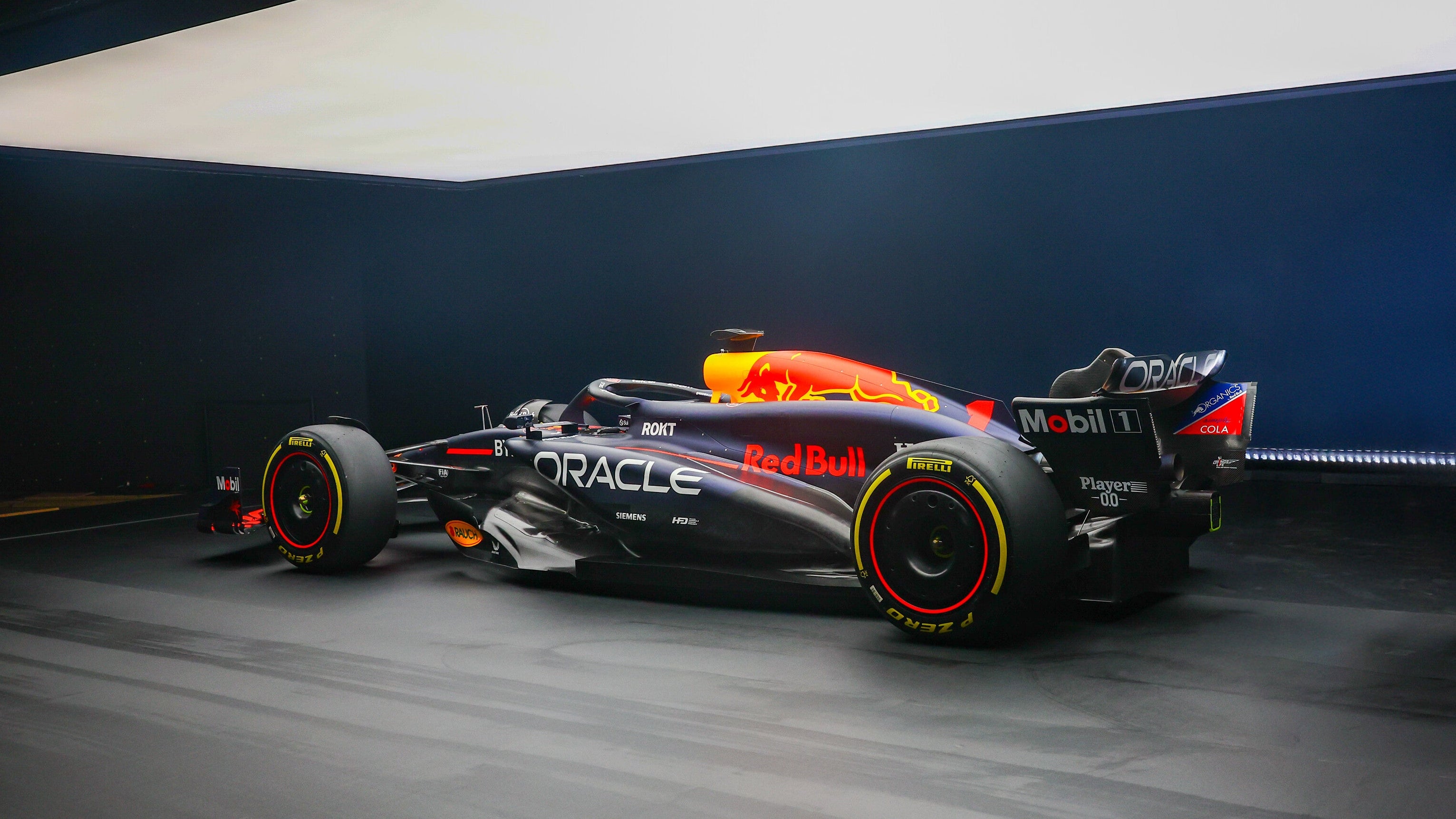 Official Oracle Red Bull Racing 2024 RB20 Show Car – F1 Authentics