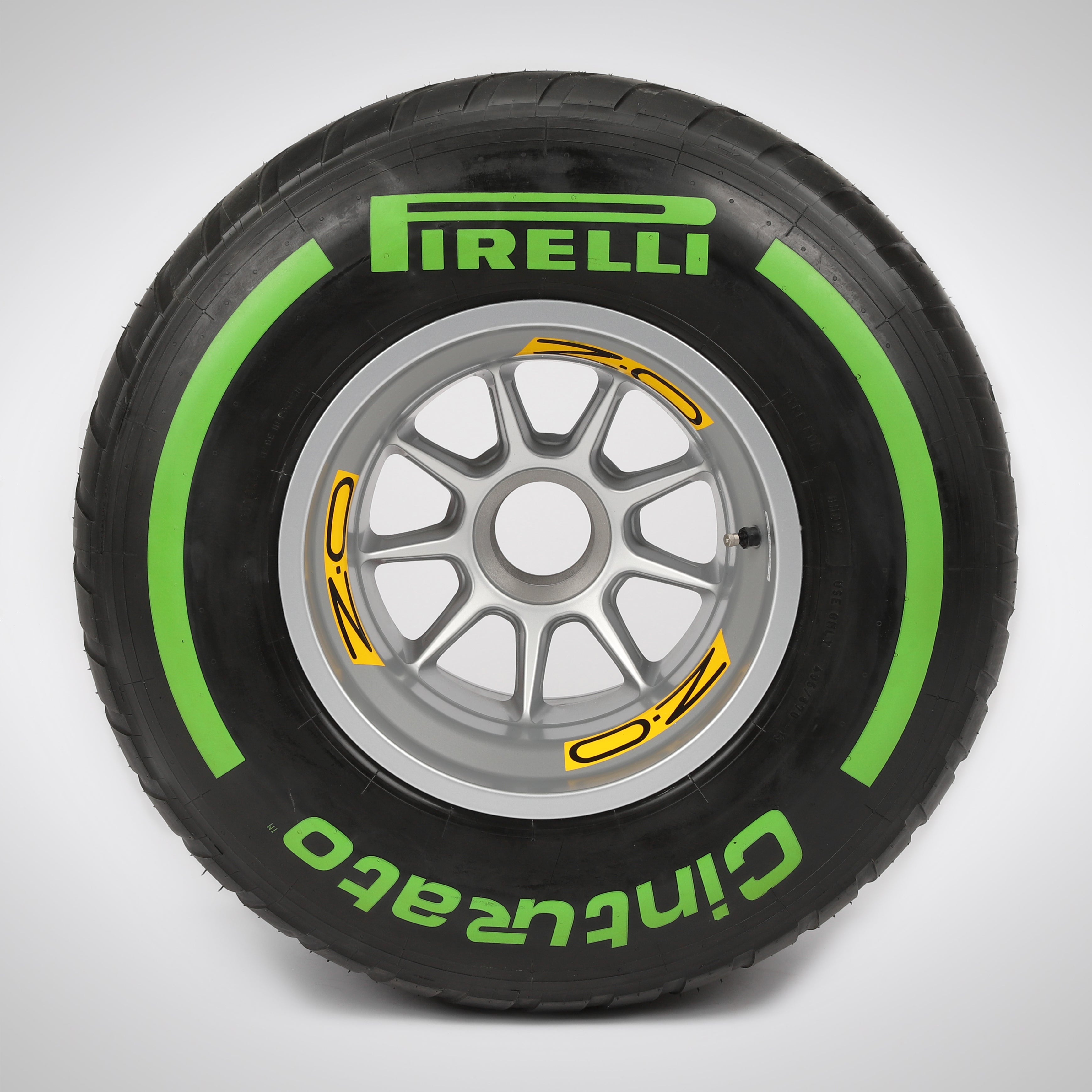 Pirelli 2018 Wheel Rim & Tyre Table - Green Intermediate Compound