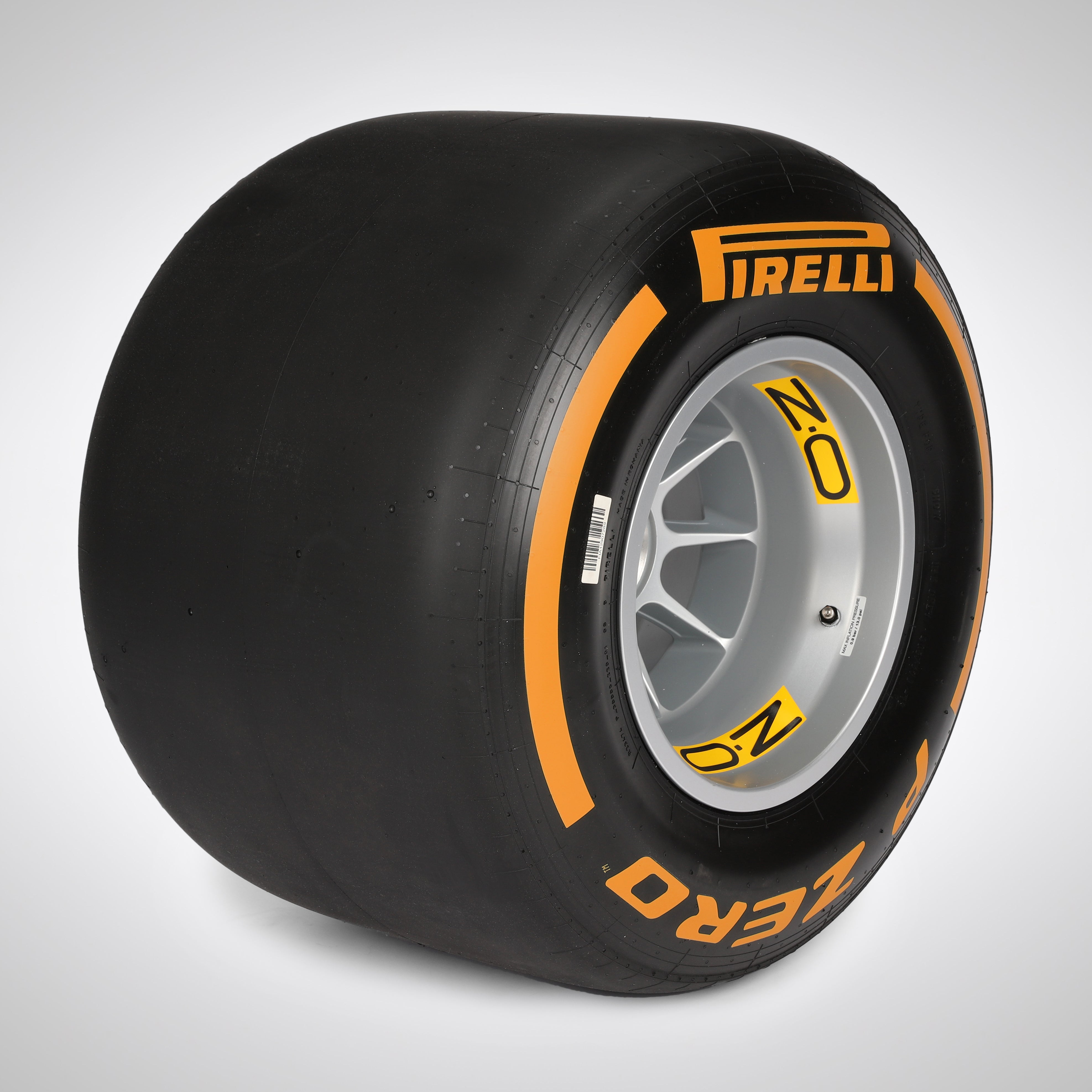 Pirelli 2018 Wheel Rim & Tyre Table - Orange Superhard Compound
