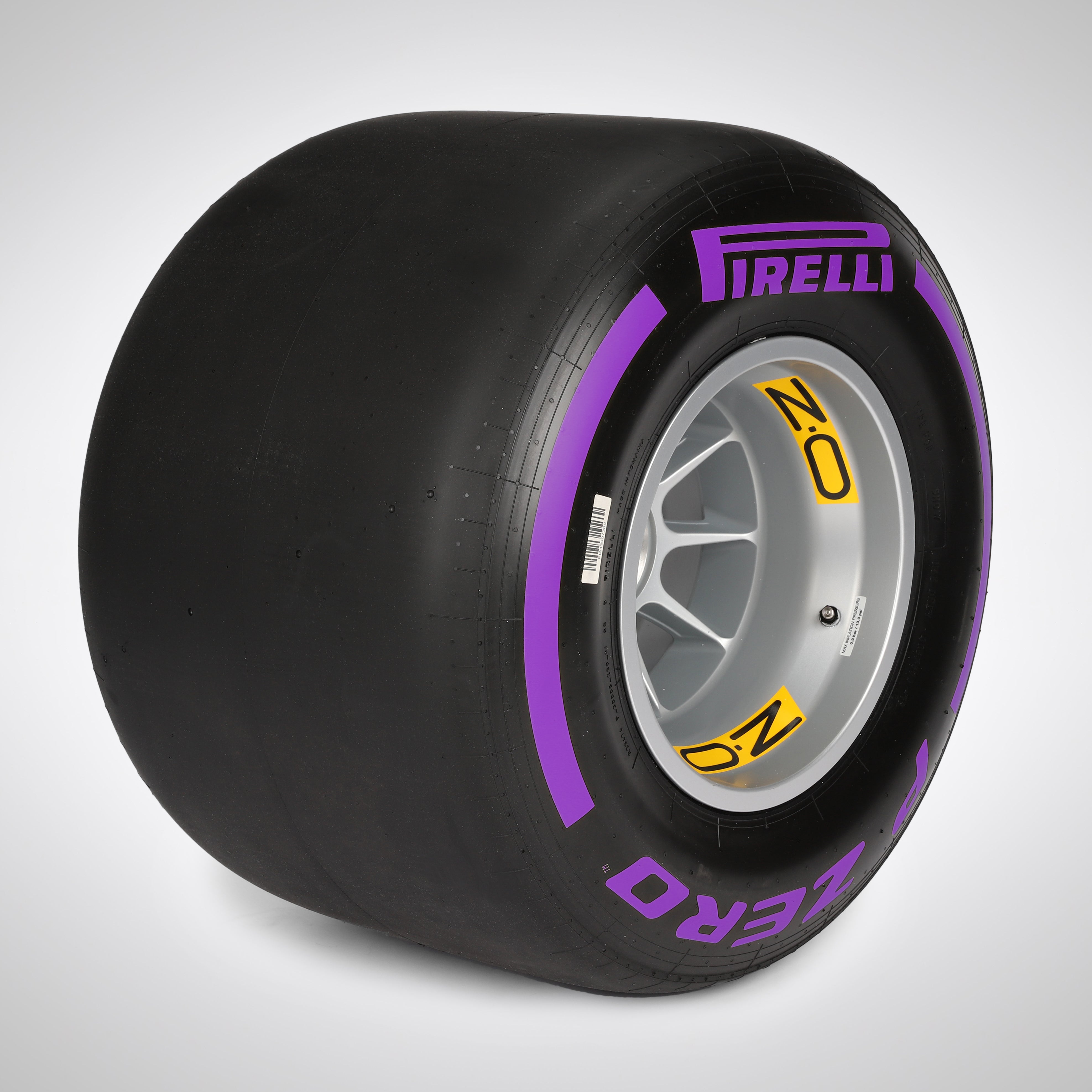 Pirelli 2018 Wheel Rim & Tyre Table - Purple Ultrasoft Compound