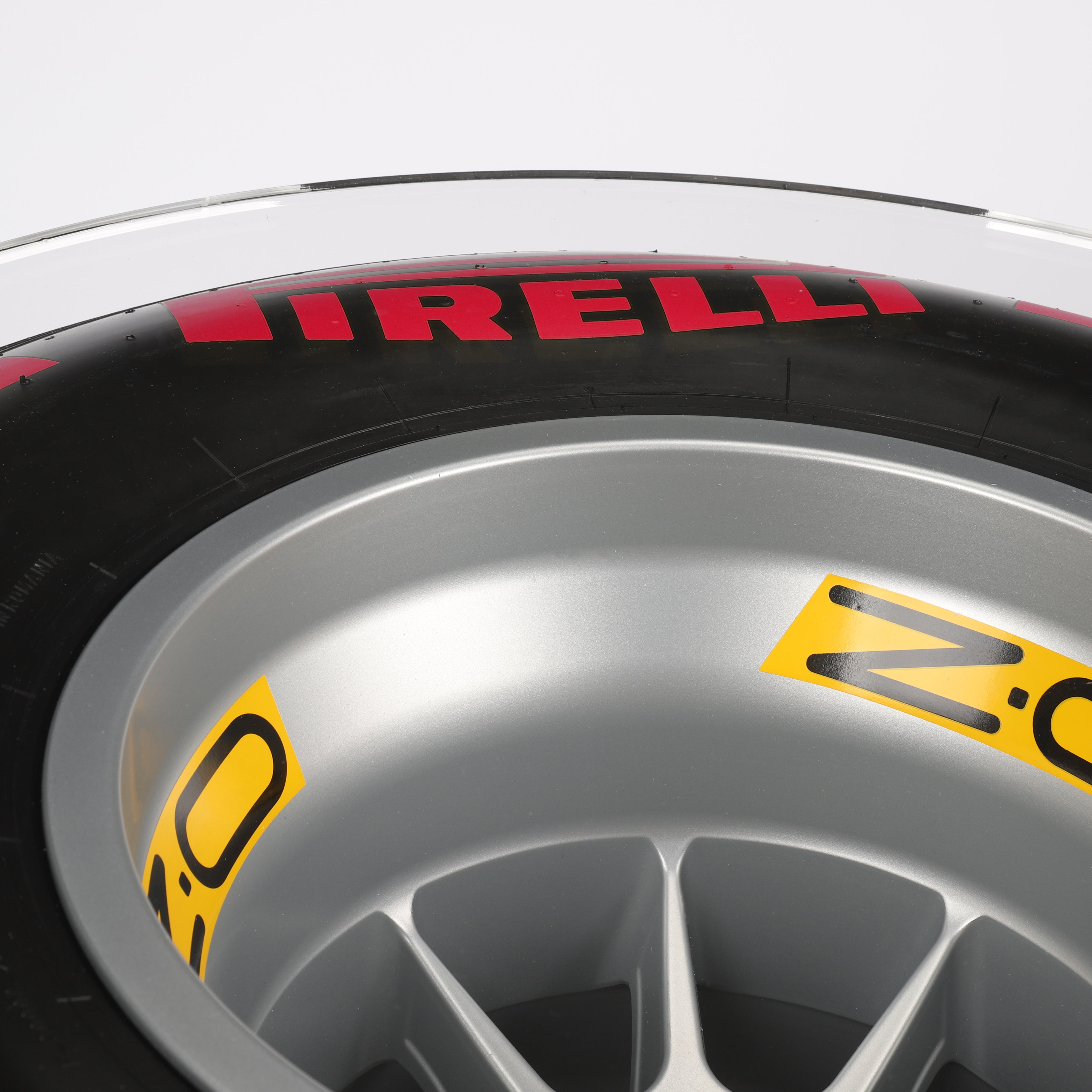 Pirelli 2018 Wheel Rim & Tyre Table - Red Supersoft Compound