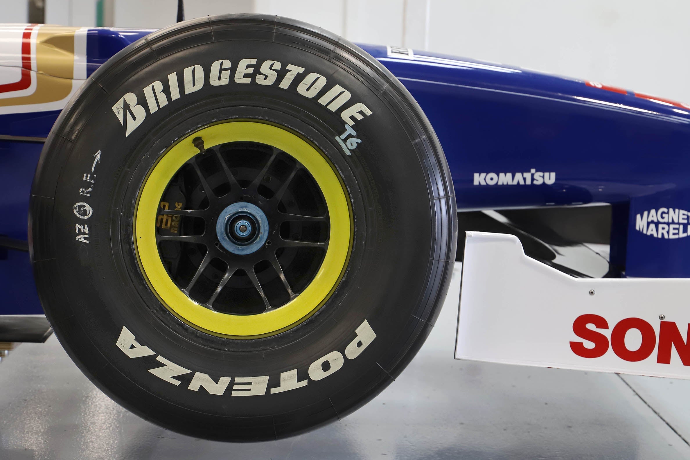 Official 1997 Williams FW19 Jacques Villeneuve F1® Show Car